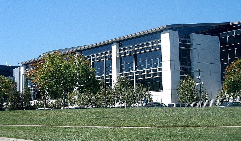 SGI 的前总部大楼，后成为 Googleplex 的风景。照片由 Coolcaesar 提供，来源于英文维基百科