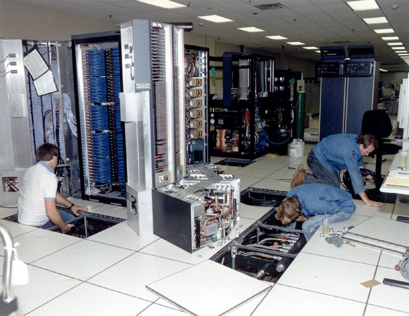 Cray Y-MP Model D 在 NASA 格伦研究中心的安装场景，图片由 Clive England 提供，来源于 cray-history.net