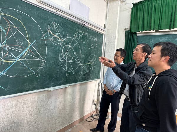 Luong 博士（右）在越南胡志明市与他的奥数老师们 Le Trinh（中）和 Dung Tran 讨论 AlphaGeometry 解决的 2015 年国际数学奥林匹克竞赛第 3 题。摄影：Wendy Nguyen
