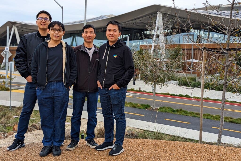 AlphaGeometry 团队的成员，从左至右包括吴宇怀、Trinh H. Trieu、Quoc V. Le 和 Thang Luong，他们在加州山景城的谷歌 Gradient Canopy 建筑外，拍摄于周二。图片来源：Aaron Cohen。