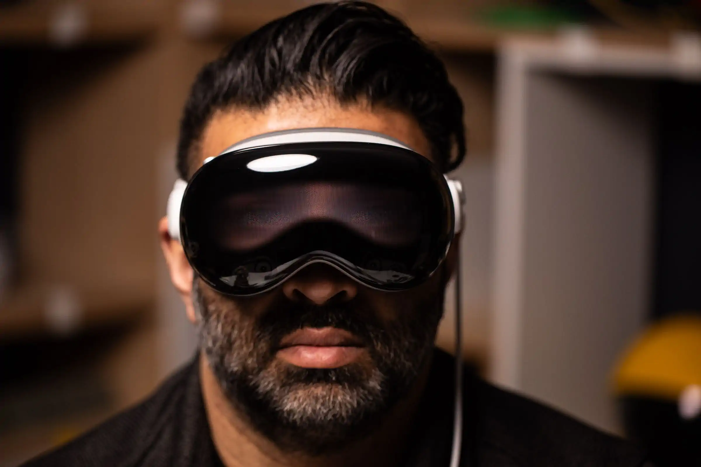 EyeSight 真是奇特极了。Nilay Patel 戴着 Vision Pro，前显示屏显现出他眼睛的模糊影像。 照片由 Amelia Holowaty Krales / The Verge 提供